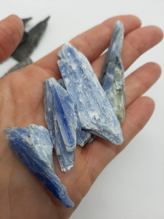 Kyanite pieces black/blue